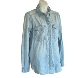 POLLY & ESTHER Light Blue Denim Classic Buttondown Shirt, enameled buttons. M
